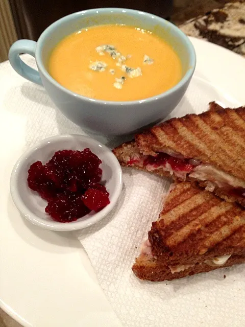 Roast turkey and cranberry relish panini and butternut squash soup with crumbled Gorgonzola .|Emmie Pizarroさん