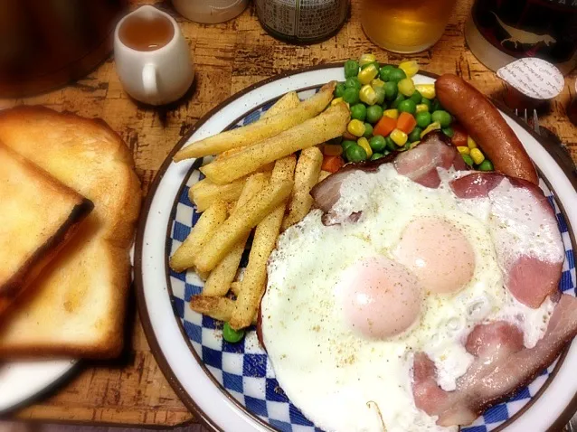 今日はオーバーイージー(イージーオーバー？)のベーコンハムエッグ🍳🍳🍳|にょんにいさん