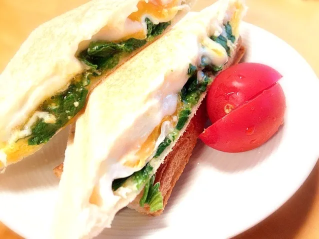 Good mornin!  Hot sandwich w/ egg , cheese and spinach|松浦有里さん