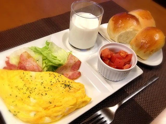 朝ごはん 焼きたてパンとプレーンオムレツ🎶|メイスイさん