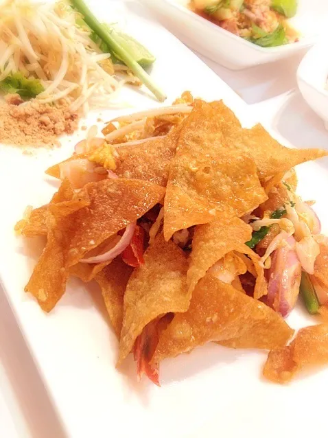 Snapdishの料理写真:Crispy wonton pad Thai|PhUnGさん