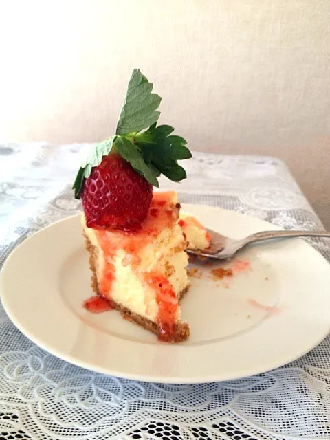 Cheesecake with strawberry toppings|lavie ryouyaさん