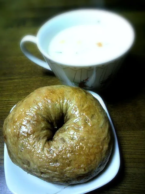 Freshly made bagel with clam chowder|genki-japaneseさん