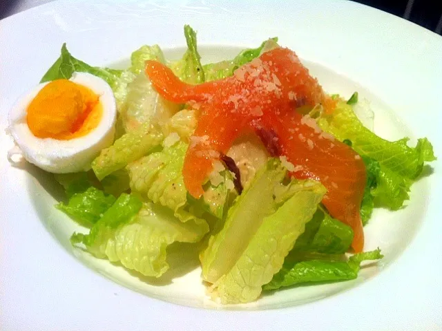 Caesar salad with smoked salmon|skyblueさん