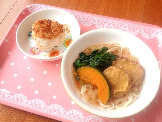 2歳ランチ☆芋天うどん、醤油麹の焼きおにぎり|溜池さん