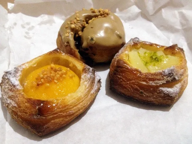 Apricot, pear and coffee chocolate mini danish|chan mitsuさん