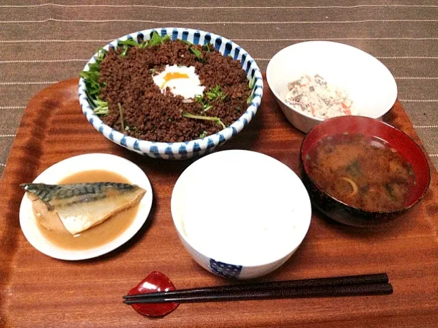 和食な晩ご飯（鯖の味噌煮、水菜とそぼろのサラダ温泉卵のせ、白和え、赤出汁のお味噌汁）|saniさん