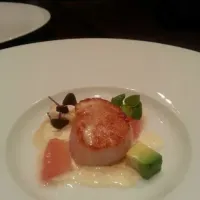 Seared Hokkaido Scallop Yuzu Butter Sauce Pink Grapefruit and Avocado|Chef Caleさん