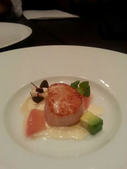 Seared Hokkaido Scallop Yuzu Butter Sauce Pink Grapefruit and Avocado|Chef Caleさん