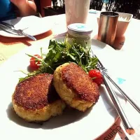 Snapdishの料理写真:Lobster and Crabcakes with Arugula|Chef Caleさん