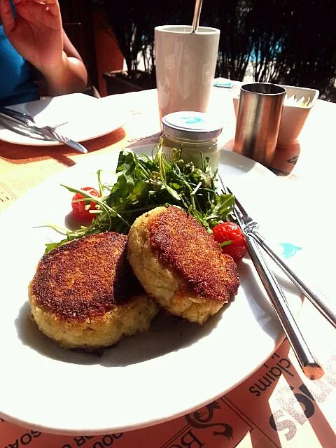 Snapdishの料理写真:Lobster and Crabcakes with Arugula|Chef Caleさん