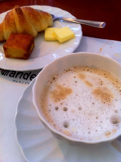 Capuccino e Croissants !!!!☕☕☕|lucia inoueさん