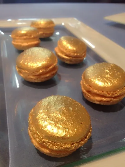 Golden salted caramel macaron|Prae~*さん