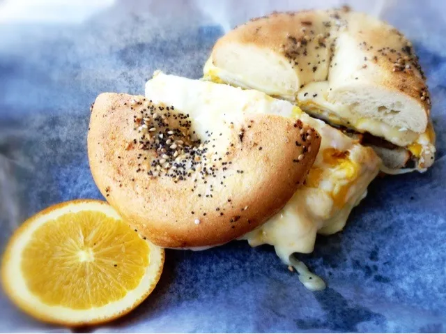 Everything Bagel With Fried Eggs, Sausage And Jack Cheese|MyRaXさん