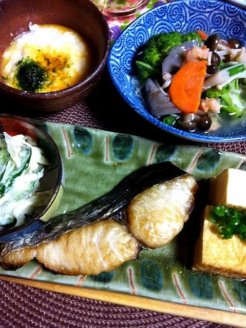 鰆塩麹焼き、玉ねぎサラダ、温野菜の海老あんかけ、山芋おろし|りんかさん