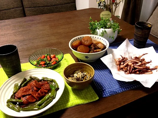 下足の唐揚げ、牛蒡揚げの胡麻和え、ウィンナーとシシトウの炒め物、カニカマの酢の物、豚の角煮と大根煮、ビール|pentarouさん