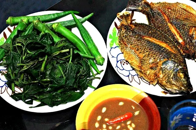 Snapdishの料理写真:Kangkong,okra and pritong tilapia|Claudetteさん