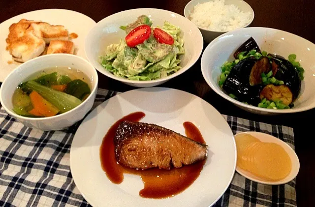 鰤の照焼き、青梗菜の中華スープ、揚げ茄子、アボカドとキャベツのサラダ、はんぺんのバター焼き、ごはん|サチさん