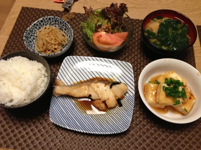 真鱈の煮付け、揚げ出し豆腐、れんこんのきんぴら、ほうれん草と麩の味噌汁、サラダ、ごはん|みゃさん