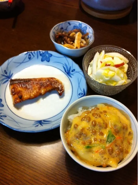 ぶりの照り焼き、白菜とリンゴのサラダ、ぜんまいの煮物、納豆ご飯|きりママさん