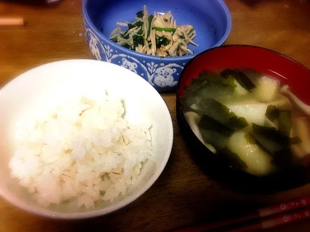 ご飯、じゃがいもとしめじとわかめ味噌汁、えのきのお浸し(、秋刀魚の蒲焼き)|Sayuriさん