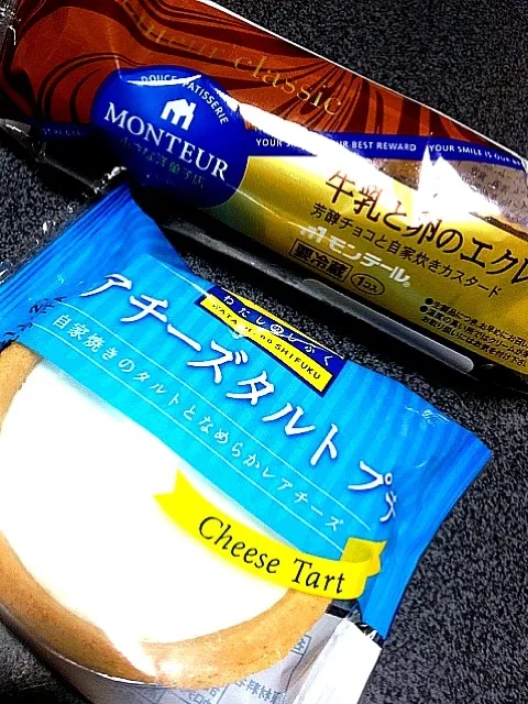 #夜おやつ  牛乳と卵のエクレア #モンテール と レアチーズタルト プチ。 ほどよく混ぜ食い美味い|ms903さん