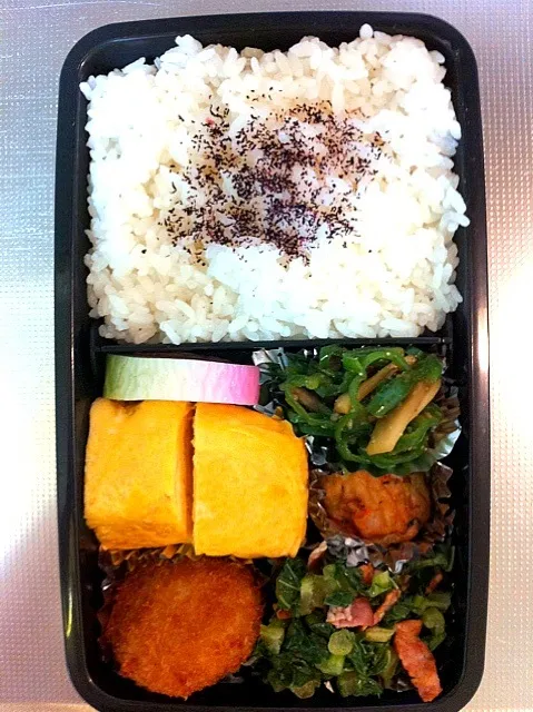 Snapdishの料理写真:11/26のお弁当  具沢山ひろうす、出し巻き、蒲鉾、ピーマンとエリンギの金平、牛肉のコロッケ、大根の葉とベーコンの炒めもの|由紀子さん