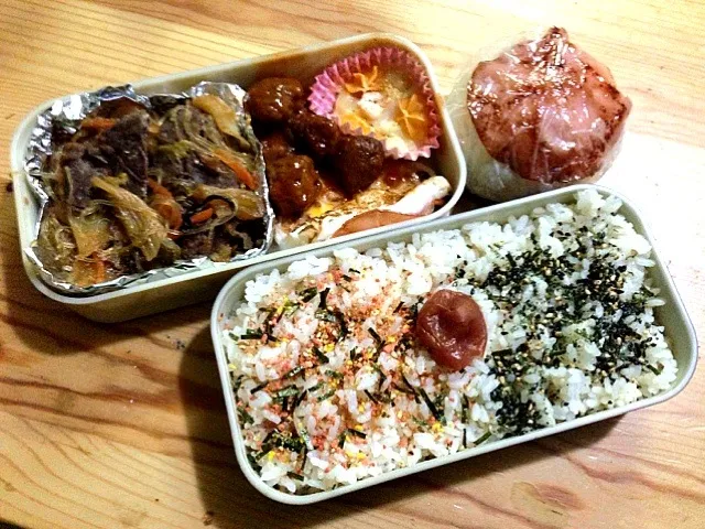 今朝の高校球児のためのパパ弁当。と朝食のハムおにぎり。|宮原礼智さん