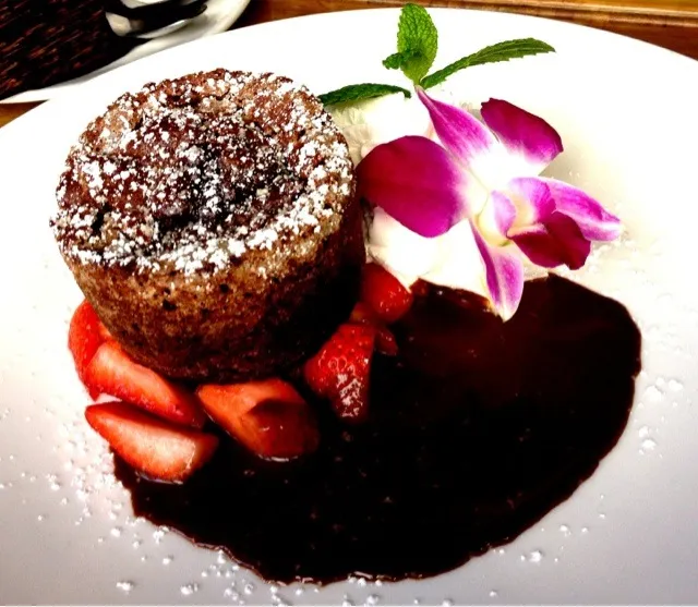 #Chocolate Molten #Cake with #Strawberries from Tantalum|sooprcoolchicaさん