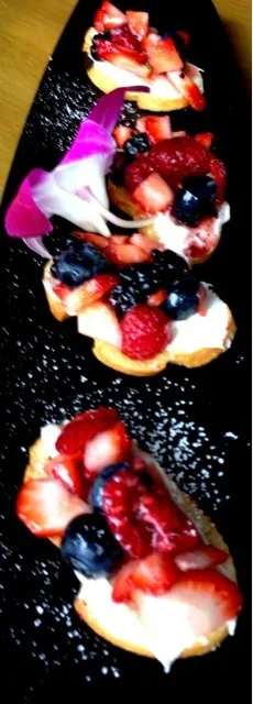 Brunchetta with #Berries and Cream from Tantalum|sooprcoolchicaさん