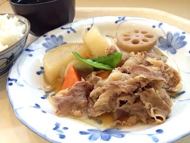 今日の社食は牛肉の甘露煮と野菜のさっぱり煮。520円。無難なスタート。|ルーア・ブランカさん