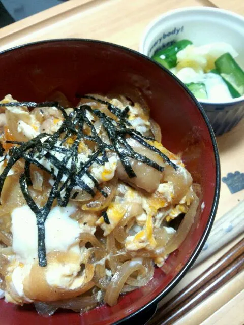 トロトロ半熟たまごの親子丼☆白菜ときゅうりの浅漬けも添えて♪|加藤智子さん