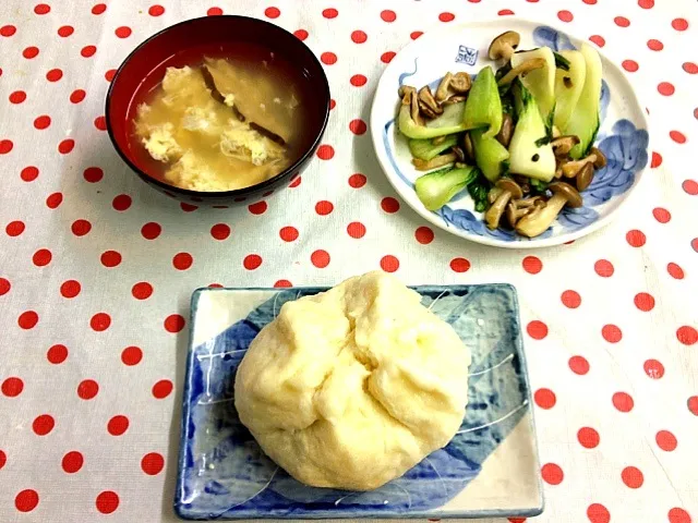 青梗菜ときのこの中華炒め、玉子スープ、巨大肉まんw|ゆりさん