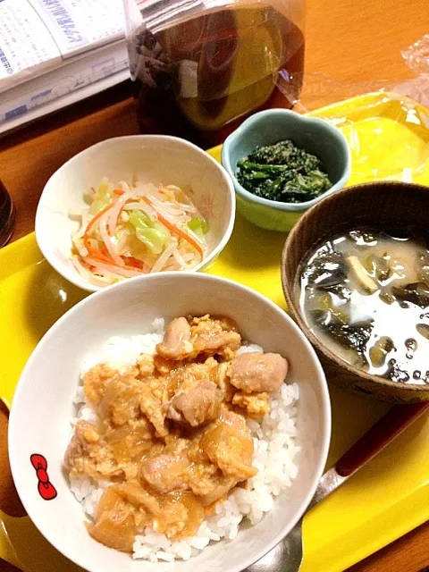 親子丼、みそ汁、ナムル、ほうれん草ごまあえ|りかままさん