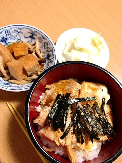 Snapdishの料理写真:親子丼 しめじと厚揚げの煮物 白菜の漬物|ゆんくるさん