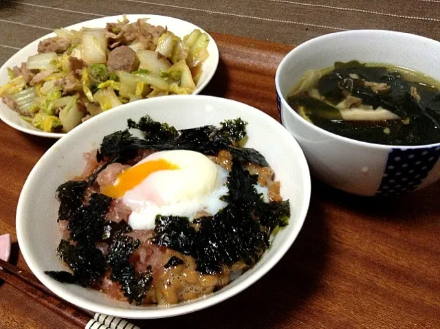 ネバトロ丼、白菜のあっさり煮、わかめスープの晩ご飯♪|saniさん