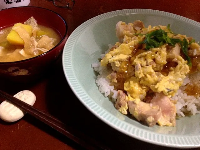 梅しそ鳥玉子丼とさついまもの味噌汁。|ぴっぱーさん