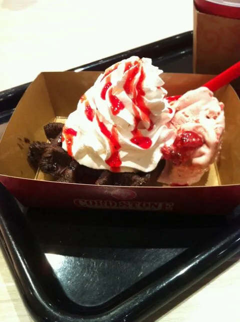 Snapdishの料理写真:COLD STONE  クリスマス　スペシャル　メルティンワッフル|ゆりさん