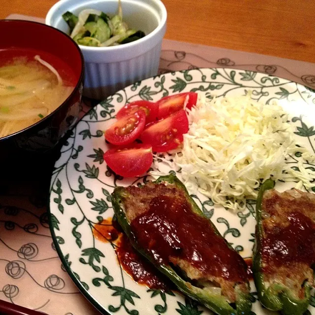 Snapdishの料理写真:ピーマン肉詰め  ワカメとモヤシの酢物  味噌汁|ikukoさん