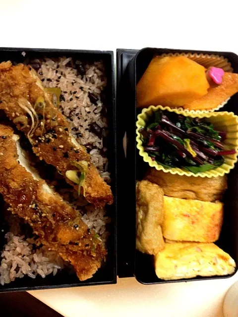 Snapdishの料理写真:チキンカツ小豆おこわ弁当|zcさん