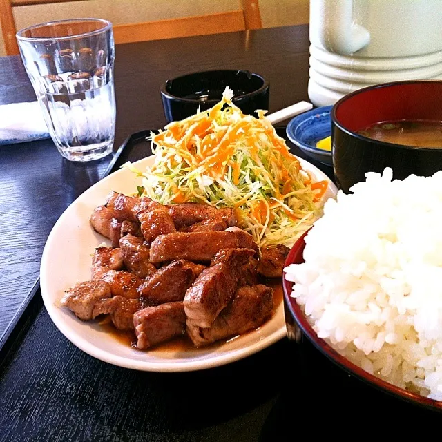 Snapdishの料理写真:日替りランチポークステーキ定食ご飯大盛りで。|かじぃさん