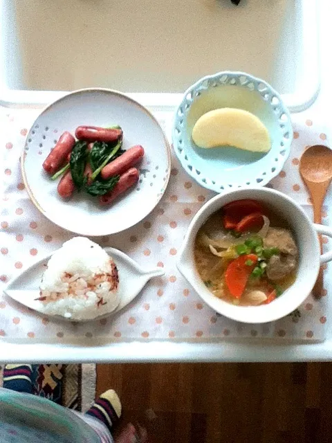 幼児食 おかかおにぎり、ソーセージほうれん草、鰯つみれ汁、りんご|あっこさんのさん