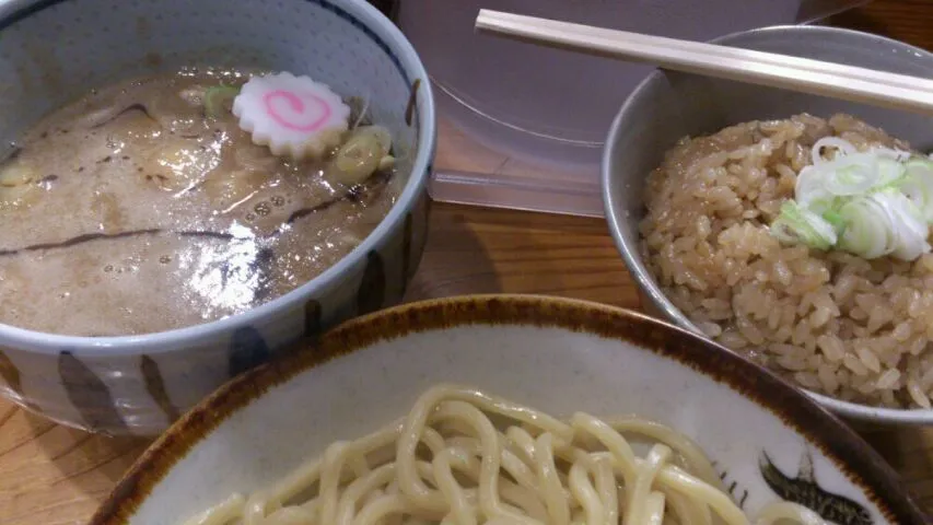 Snapdishの料理写真:今日は麺を減らして肉茶飯にチャレンジ。スープ割りと合わせるとかなり美味い。そうそう、今日から温盛りにしましたがこの北風にピッタリ！|SATOSHI OOCHIさん