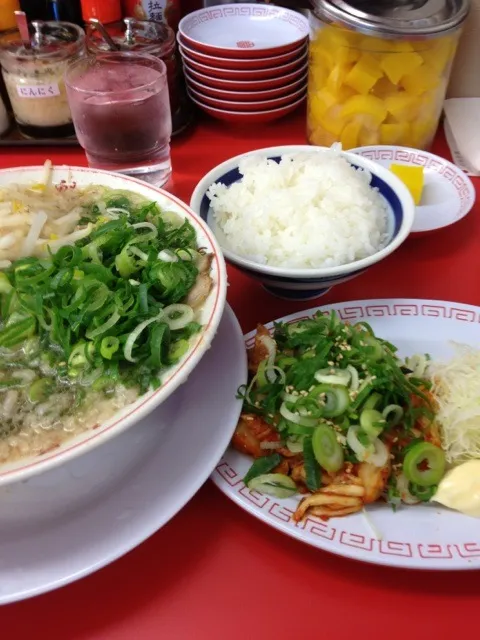 Snapdishの料理写真:ブタキムチ定食、味噌ラーメンで麺硬め、ネギ多め、背脂多め、一味唐辛子入れ|Hajime Sakaiさん