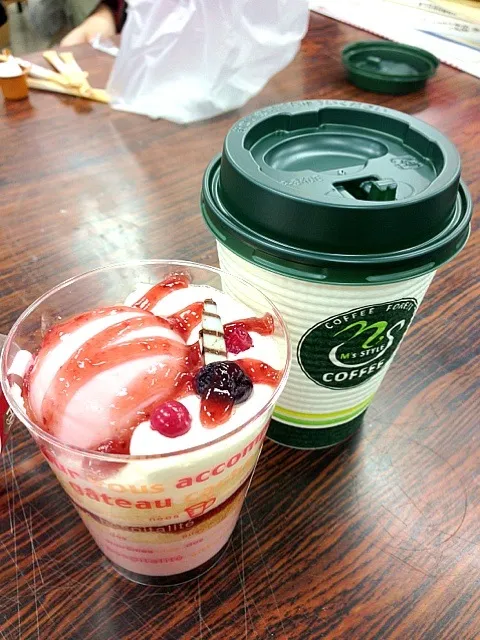 ケーキとコーヒーw|ぐぅぺこさん