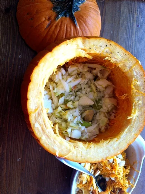 making whole pumpkin soup|Celine Cossou-Bordesさん