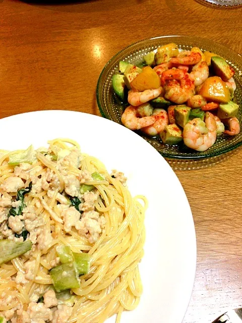 鶏肉と青梗菜の味噌クリームパスタ＋柿と海老アボカドのサラダ|うさこさん