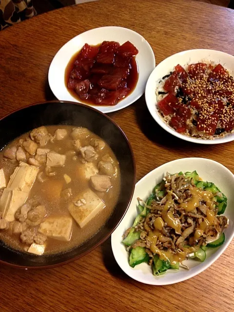 Snapdishの料理写真:★鶏肉と豆腐の味噌煮込み★まぐろ丼★きゅうりとはも皮の酢味噌あえ|三宅 里美さん