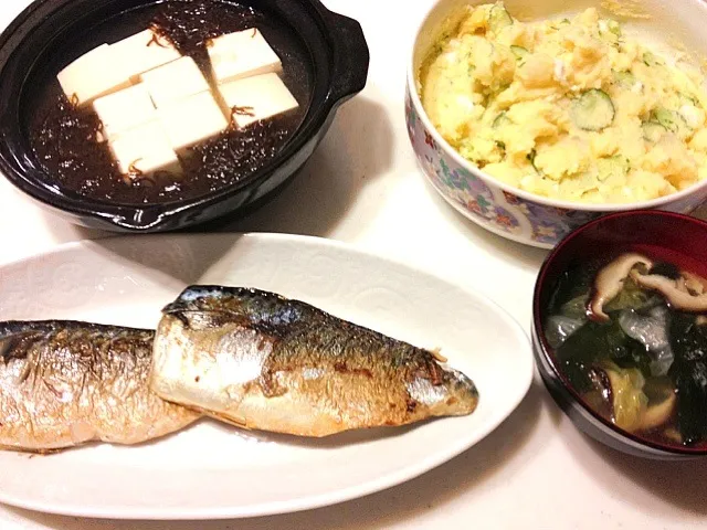 Snapdishの料理写真:塩サバ、ポテトサラダ、もずく湯豆腐、昨日のとりハムのゆで汁で作ったスープ♫|Konohaさん