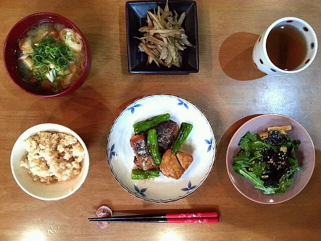 サワラとシシトウの照り焼き、春菊とカリカリお揚げの韓国海苔サラダ、ゴボウと豚肉の炒め煮、豆腐・お揚げ・なめこ・ネギの味噌汁、玄米ごはん。|わかさん